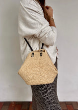 Load image into Gallery viewer, Petite Clam Shoulder Bag