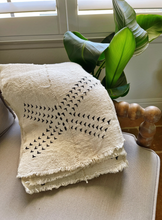 Load image into Gallery viewer, Mudcloth Throw - 2 styles