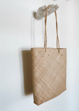 Load image into Gallery viewer, Minimal Straw Tote