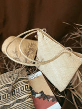 Load image into Gallery viewer, Minimal Straw Tote