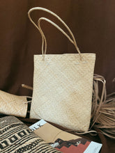 Load image into Gallery viewer, Minimal Straw Tote