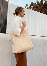 Load image into Gallery viewer, Minimal Straw Tote